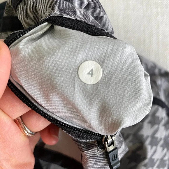LULULEMON Tracker Short II *2-way Stretch Size 4 Houndstooth Jacquard Black Gray - Picture 8 of 8